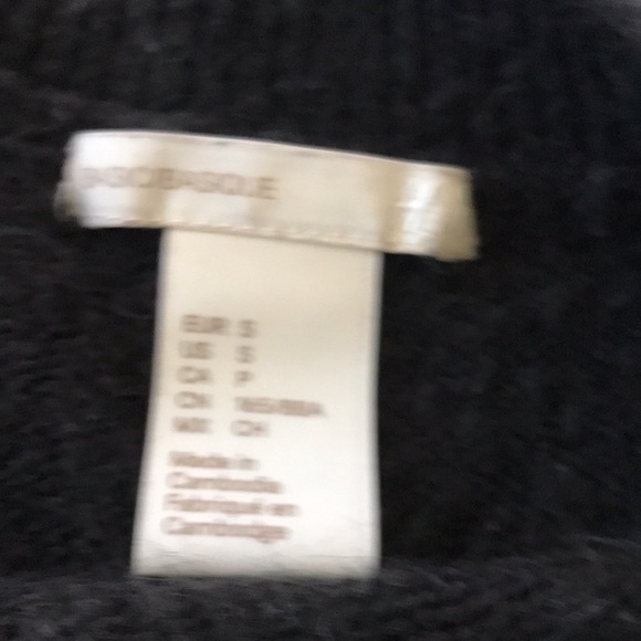 Black sweater it’s is 68% GB 17% Acrylic and 12% Polyamide and 3% Polyester - Picture 2 of 8